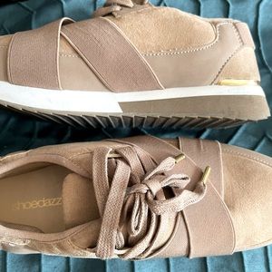 Sneakers with gold details